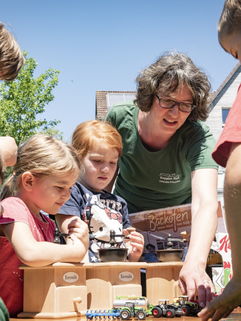 Bäuerin mit Schulkindern