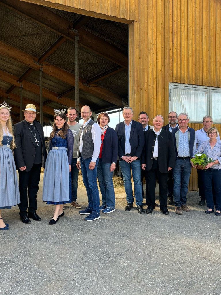 Vertreter aus Wirtschaft, Politik und dem Bayerischen Bauernverband im Austausch mit der Geistlichkeit. (v.l.) Herbert Tischhöfer (Bürgermeister Hemau), Josef Wittmann (BBV), Verena Wagner (Milchprinzessin), Bischof Voderholzer, Elisabeth Heimerl (Milchkönigin), Franz Obeth jun. (Betriebsleiter), Ely Eibisch (Bezirkspräsident BBV), Rita Götz (Bezirksbäuerin), Helmut Melchner (Behördenleiter AELF), Dietmar Weigert (Bayernland), Pater Christian Liebenstein, Peter Huber (BBV), Franz Obeth sen. (Betriebsleiter)