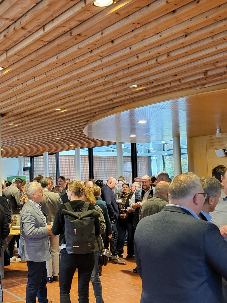 Menschen stehen im Foyer im Haus der Bayerischen Landwirtschaft Herrsching