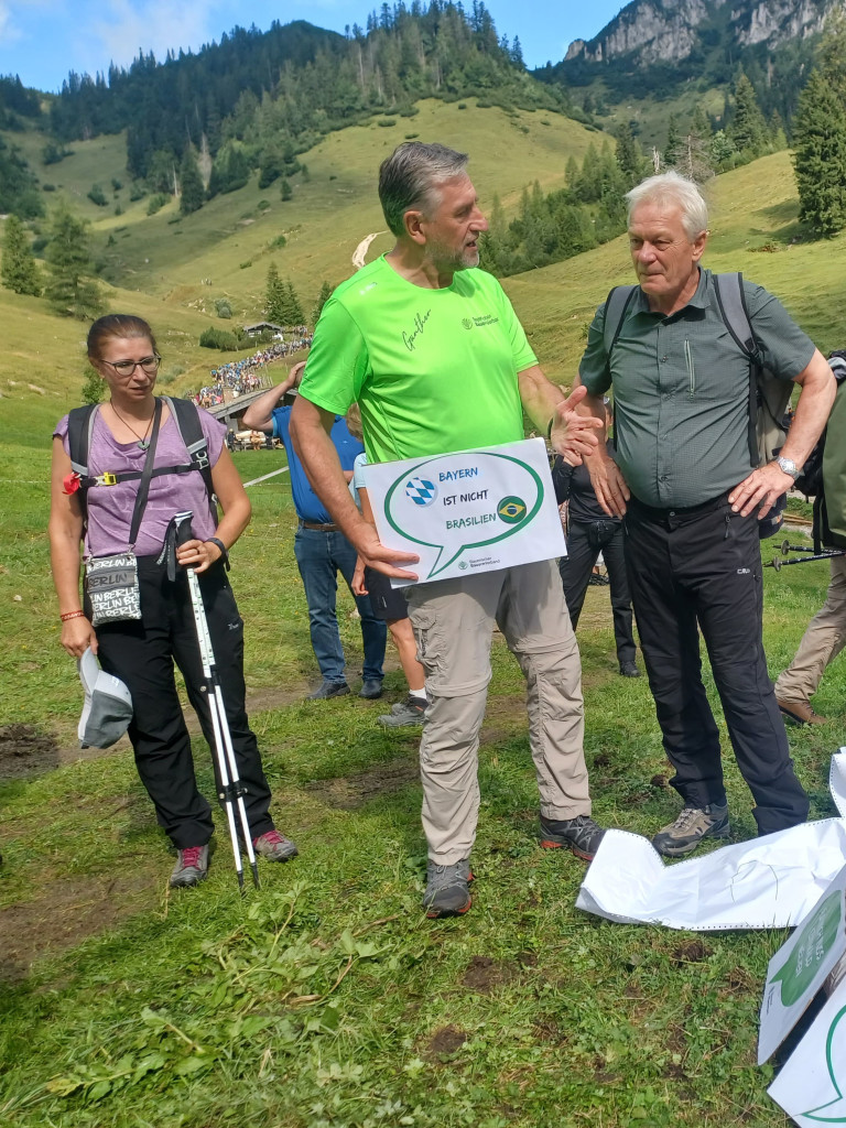 Güther Felßner, Irmgard Posch und Alois Rainer beim Wandern