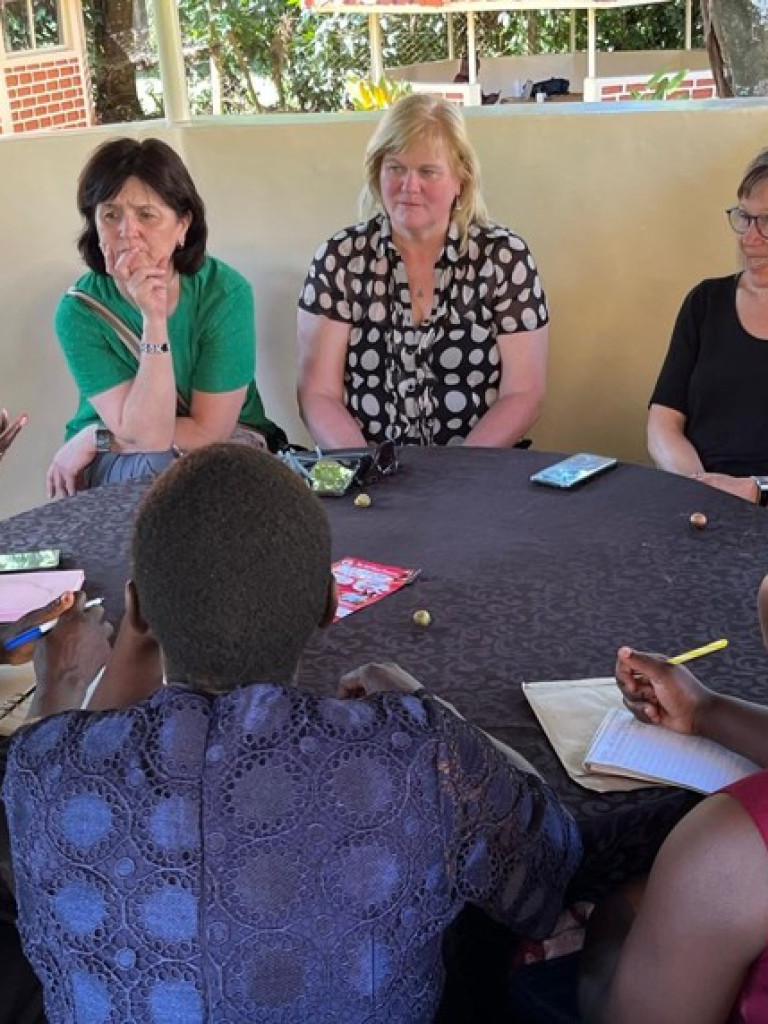 Tischrunde im Kenia-Projekt