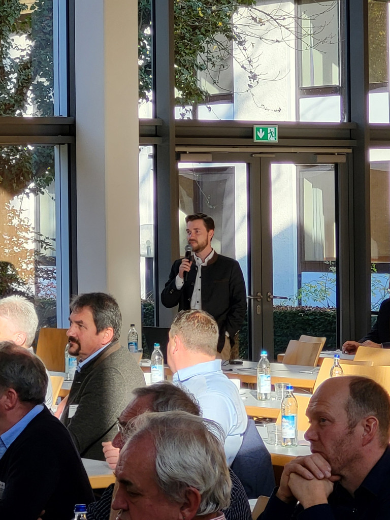 Ein Mann stellt eine Frage in ein Mikro 