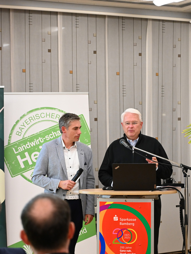 BBV-Referenten Torsten Gunselmann (links) und Jochen Loy (rechts) beim Vortrag in der Sparkasse Bamberg