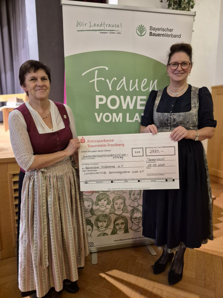 Kreisbäuerin Maria Krammer und Landesbäuerin Christine Singer