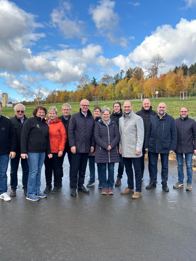 Gruppenfoto der Höfetour mit Regierungspräsident Walter Jonas