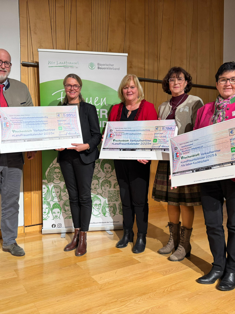 Scheckübergabe Landfrauenkalender