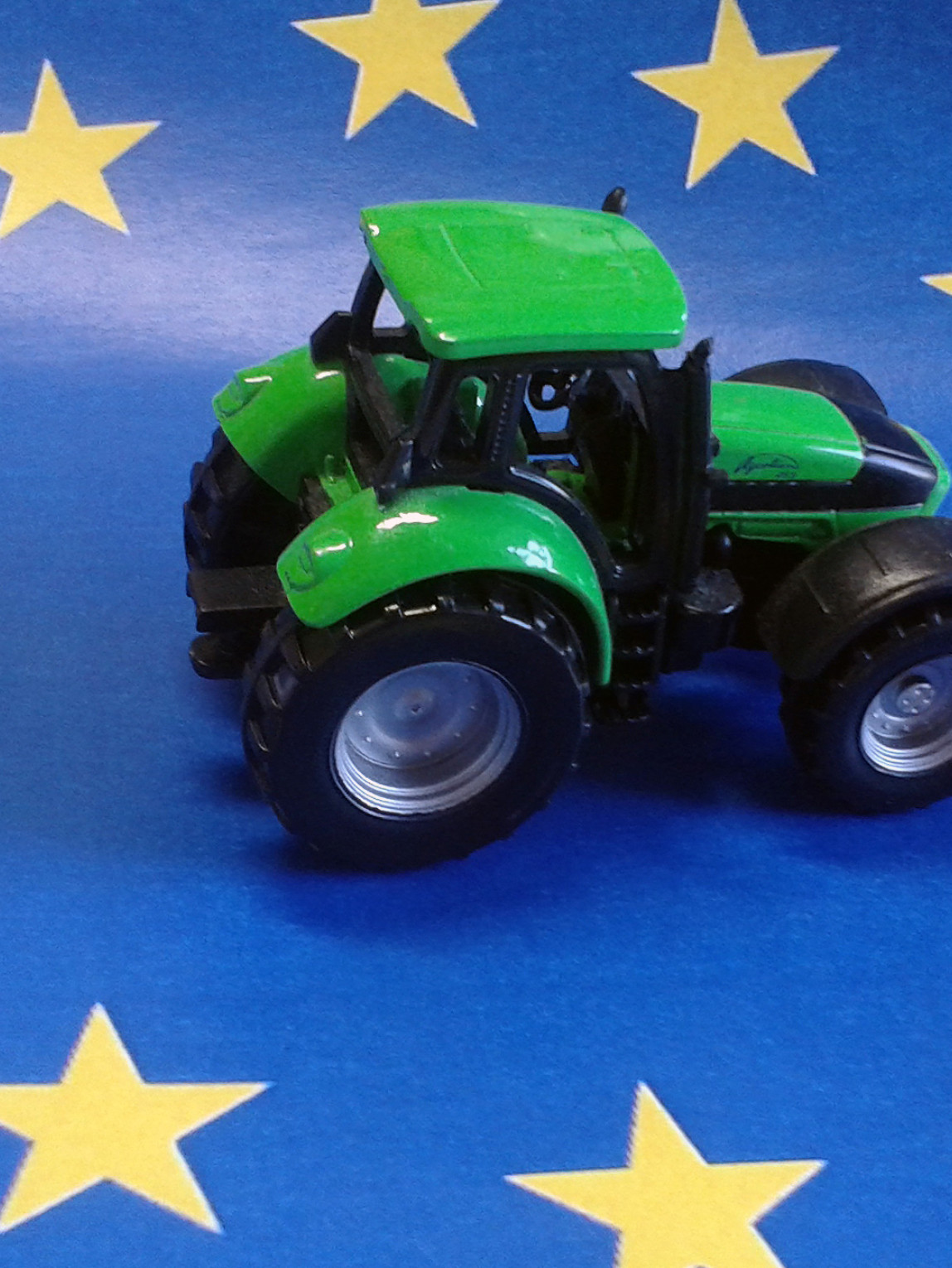 Ein Miniatur-Traktor vor dem Europa-Symbol. 