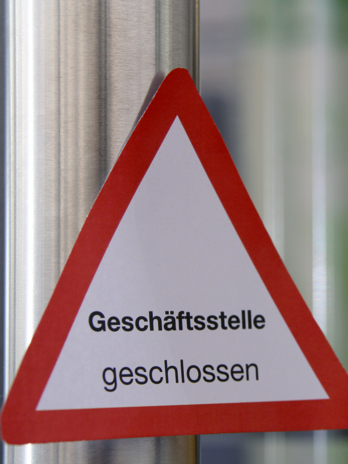 Schild Geschäftsstelle geschlossen