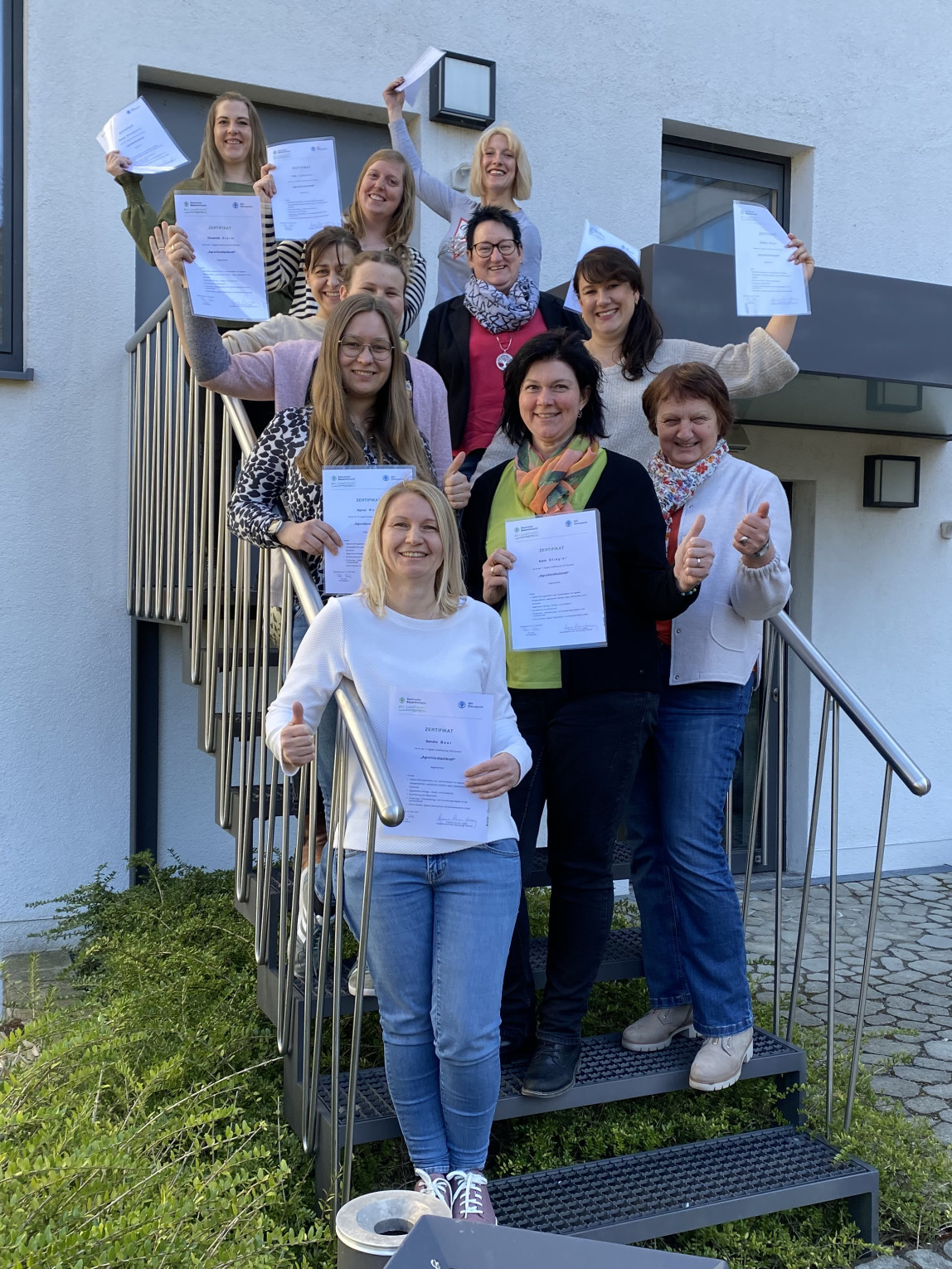 Erfolgreiche Absolventinnen des "Agrarbürofachfrauen"-Kurses mit Bezirksbäuerin Rita Götz