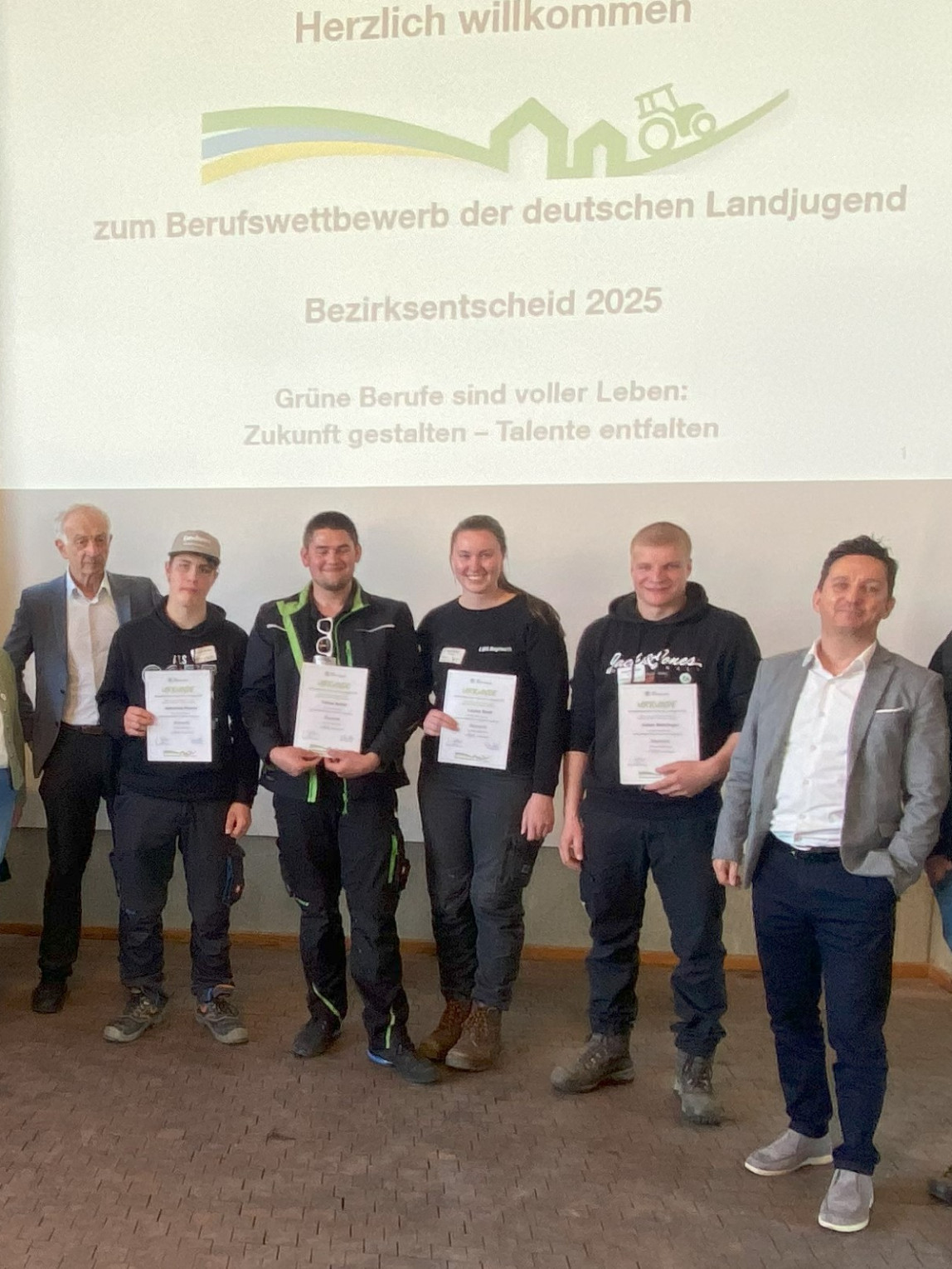Foto zeigt die siegreichen Absolventen des Bezirksentscheids mit ihren Urkunden