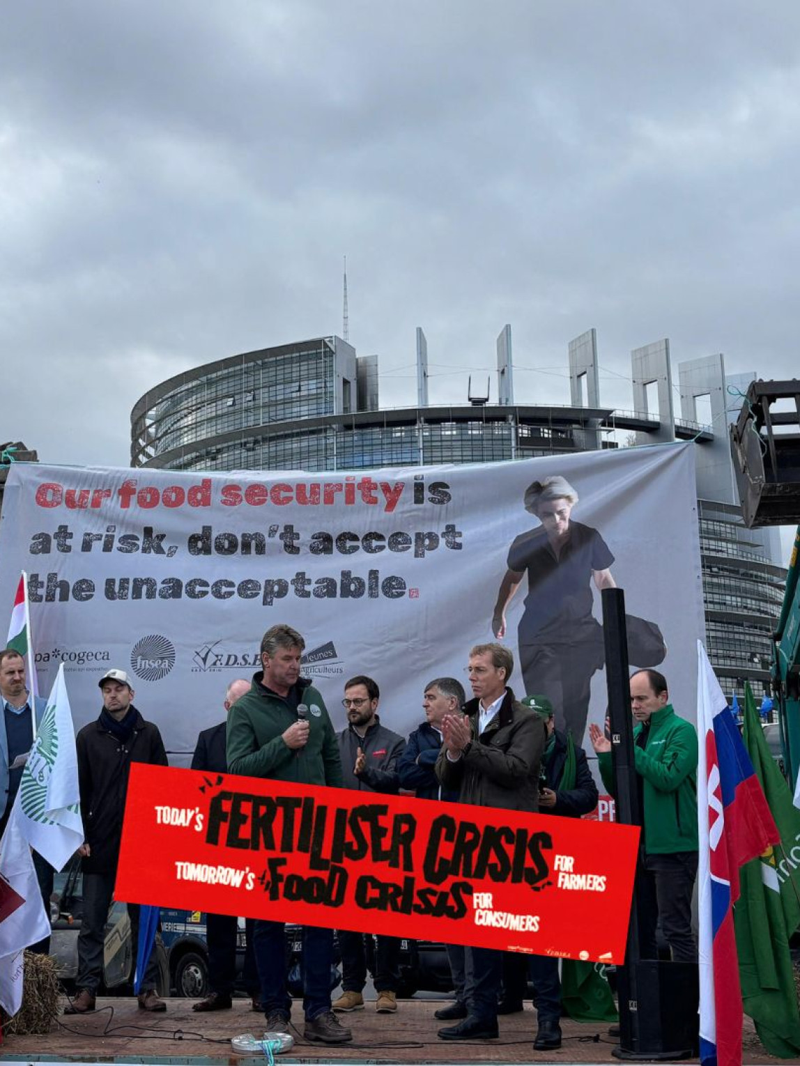 Bild Demo in Straßburg mit Bühne, Flaggen und Demonstrierenden