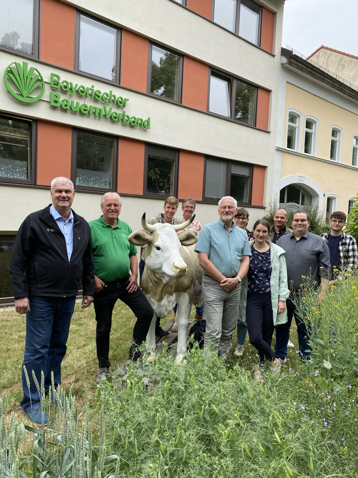 v.l.n.r: Hermann Greif,BBV Präsident Oberfranken; Reinhard Friedrich, stellv. Kreisobmann Forchheim; Aaron Beyer, ÖMR Fränkische Schweiz; Martin Gebhardt, BBV Landesfachausschuss Öko; Stefan Janssen, ÖMR Obermain-Jura; Annabelle Menzner und Hanna Fischer, ÖMR Coburg Stadt & Land; Georg Karl, ALE Oberfranken; Joachim Benda, BBV Agrarreferent; Patrick Nastvogel, ÖMR Bamberger Land