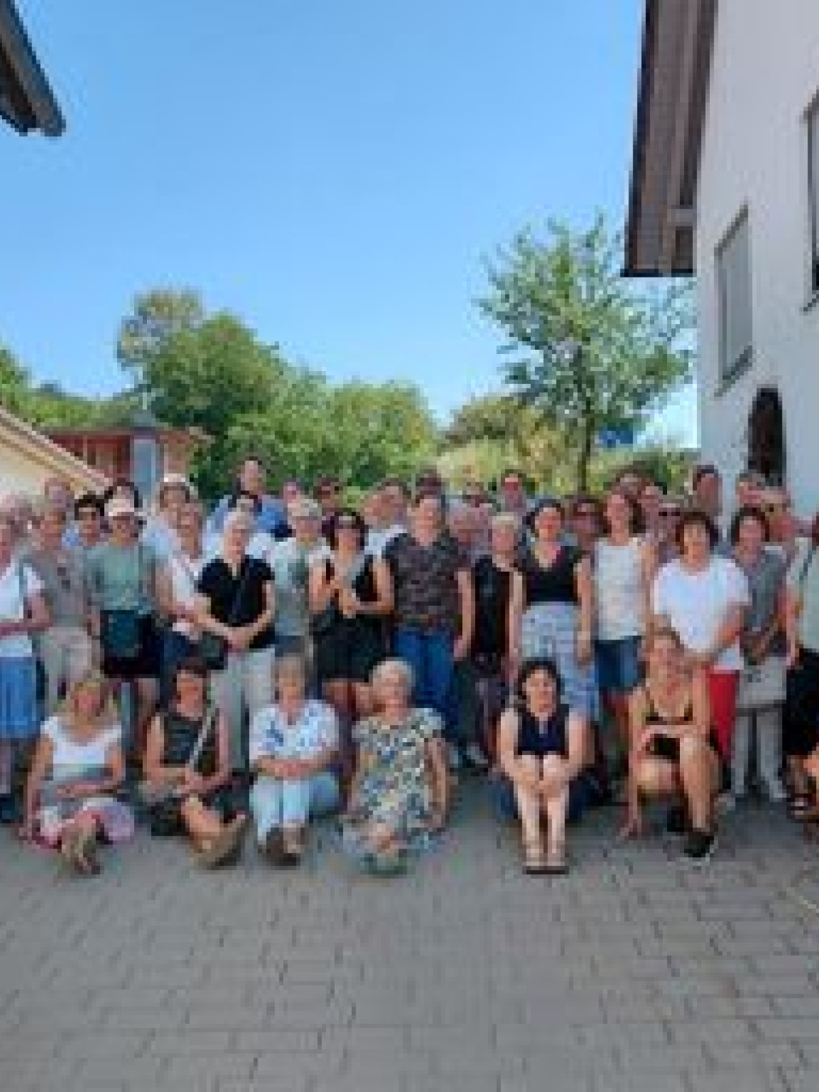 Reisegruppe um Kreisbäuerin Christine Sulzenbacher und Betriebsleiterin Veronika Röll