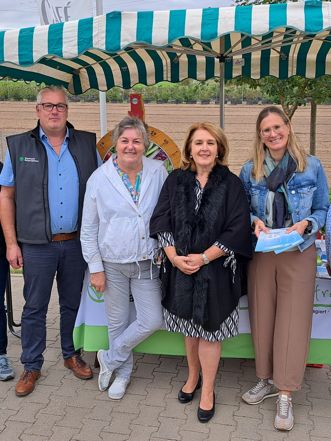 Prominenz beim Frühstück auf dem Bauernhof