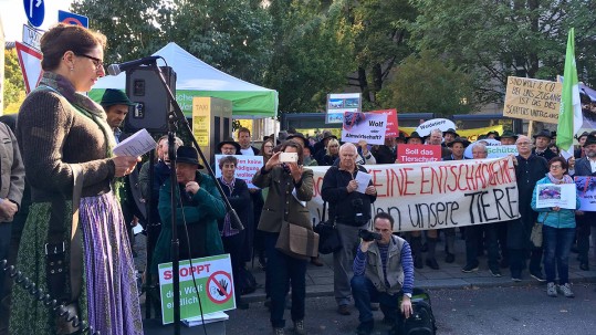 Oberbayerns Bezirksbäuerin Christine Singer spricht mit emotionalen Worten auf der Demo Weidetiere statt Wolfsreviere