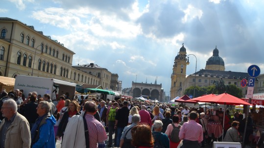 Tausende Besucher auf der Bauernmarktmeile in München auf dem Odeonsplatz