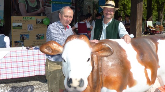 Direktor Walther Pittroff und Kreisobmann Josef Bodmaier mit "Rosi".