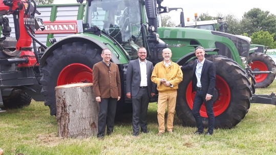 vier Politiker am Fendt-Traktor