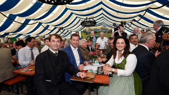 Die Ehrengäste, darunter Markus Söder und Michaela Kaniber