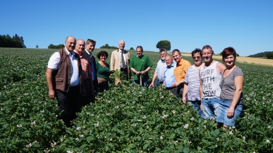 Erntepressegespräch 2018 Ehrengäste auf dem Kartoffelfeld