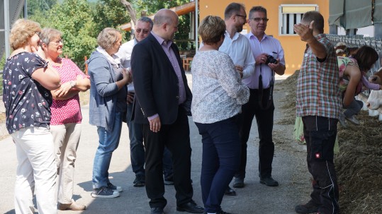 Die Bamberger Landfrauen und die Landtagskandidaten ließen sich von KOM Edgar Böhmer über dessen Hof führen.