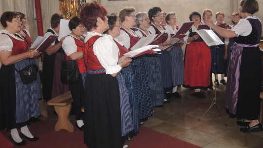 Der Landfrauenchor Straubing-Bogen beim Auftritt