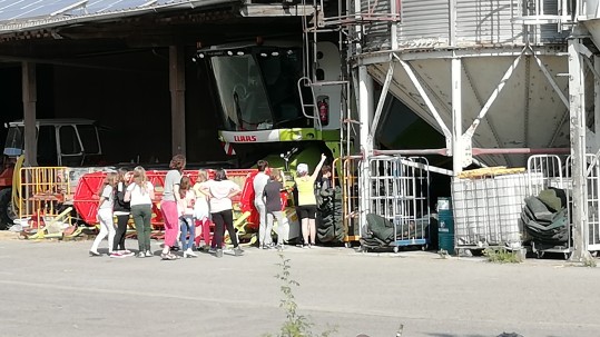 Gruppenbild Schulklasse vor Stallgebäude