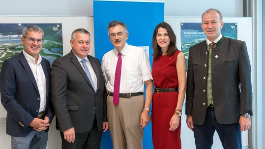 (v.l.n.r.): Dr. J. Bosch von der MSGW, W. Heidl vom BBV, TUM-Präsident Prof. W. Herrmann, Wissenschaftsministerin Prof. M. Kiechle und WZW-Dekan Prof. T. Becker.