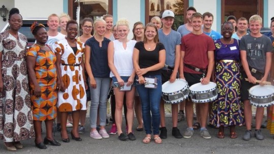 Die kenianischen Gäste zusammern mit dem Spielmannszug Spatzenhausen