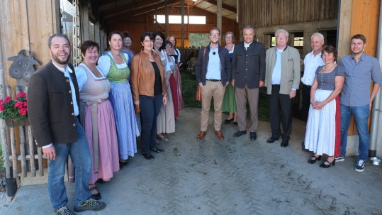 Die Landfrauen und Politiker auf dem Hof der Familie Högg