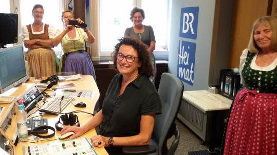 Landfrauenchor mit Moderatorin Evi Strehl im Studio des BR