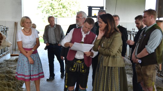 Johann Mayerhofer erklärt Ministerin Kaniber die Pläne.