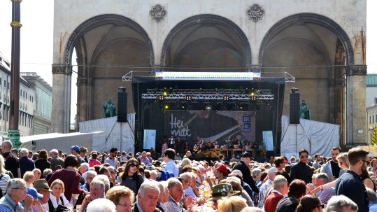Die Bauernmarktmeile in München am Odeonsplatz lädt Verbraucher zum Schlemmen im großzügigen Biergarten ein.