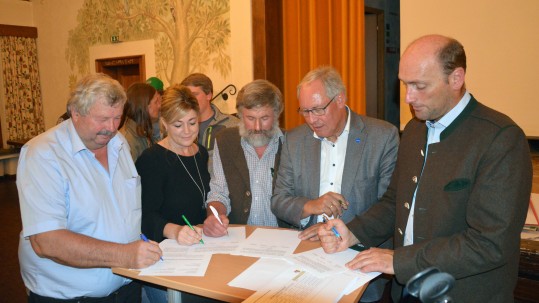 Der Oberallgäuer Landrat Anton Klotz, der schwäbische Bauernpräsident Alfred Enderle, der Vorsitzende der Alpwirtschaft Franz Hage und die Vorsitzende der Tourismusvereinigung „MIR Allgäuer“ Angelika Soyer fordern in einem Schreiben an die Regierung von Schwaben ein sofortiges behördliches Handeln ein.