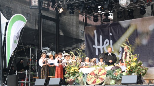 Auf der Bühne der Bauernmarktmeile singt ein Landfrauenchor zum Bayerischen Zentralen Erntedankfest.