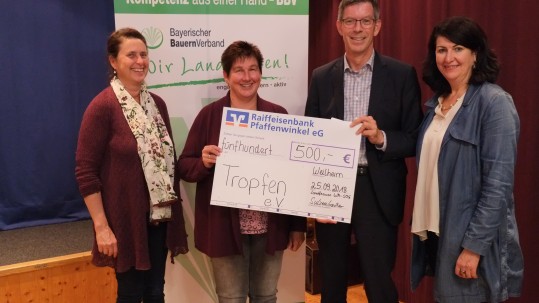 Kreisbäuerin Sulzenbacher, die stellvertretende Kreisbäuerin Lidl und Frau Weber übergeben Herrn Rehbehn den Spendenscheck