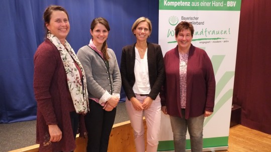Veronika Ostermeier und Barabra Schmid vom Landwirtschaftsamt Weilheim stellen sich bei der Ortsbäuerinnen-Arbeitstagung in Oberhausen vor