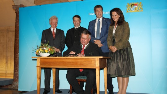 Bauernpräsident Walter Heidl unterschreibt den "Pakt für land- und forstwirt"