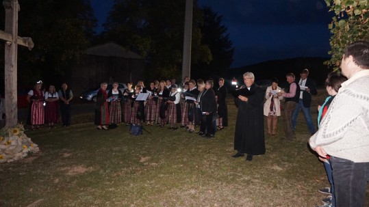 Landfrauenchor und Pfarrer am Kreuz in Herreth