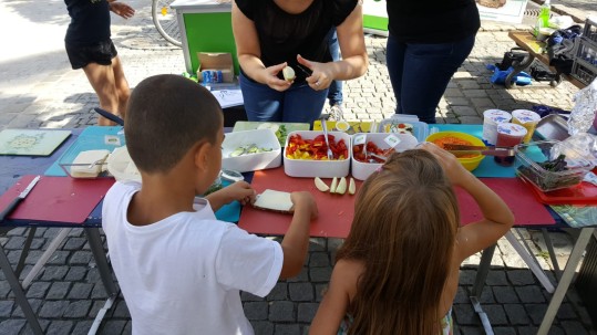 Kinder belegen ihr Pausenbrot