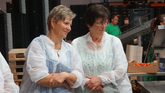 Ernährungsfachfrau Irmgard Inninger und Ehrenkreisbäuerin Rosalinde Riepertinger Betriebserkundung Gemüsebau Steiner