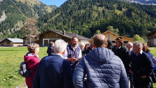 Bauer Franz erklärt den Ablauf auf der Engalm