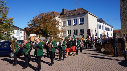 Kreiserntedankfest in Pressig mit Festzug zur Turnhalle Festzug nach dem Erntedankgottesdienst in Pressig