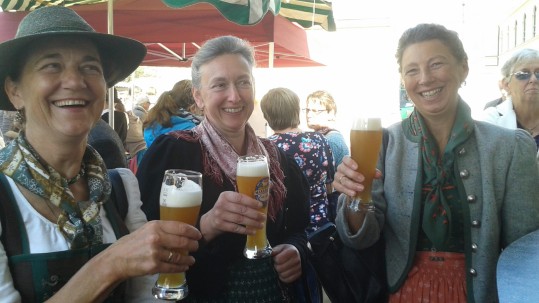 Landfrauen aus GAP genießen ein Weißbier auf der Bauernmarktmeile