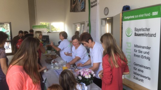 Kinder beim Ausbuttern