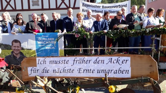 Ehrengäste bewundern Erntedankumzug Ehrengäste bewundern Erntedankumzug
