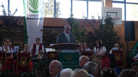 Kreisobmann Erwin Schwarz eröffnet das Kreiserntedankfest in Pressig Eröffnung des Kreiserntedankfestes in Pressig durch den Kreisobmann