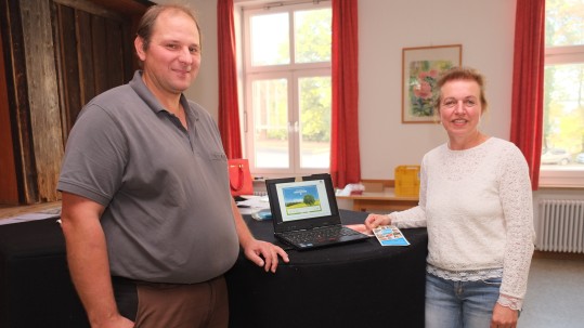 Peter Wammetsberger von der SVLFG und Kreisbäuerin Anita Painhofer