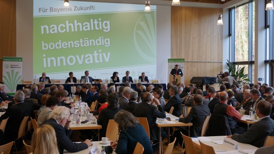 Bauernpräsident Walter Heidl spricht bei der Landesversammlung des Bayerischen Bauernverbandes in Herrsching
