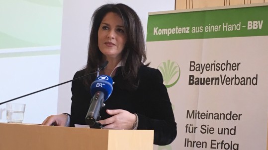 Landwirtschaftsministerin Michaela Kaniber spricht bei der Landesversammlung des Bayerischen Bauernverbandes